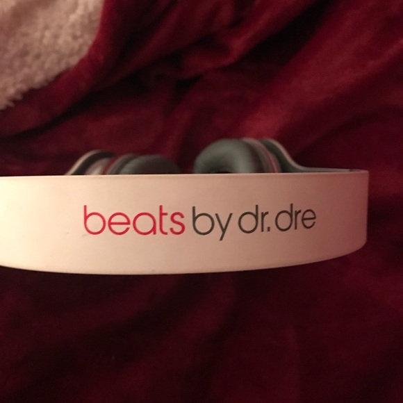 Beats Solo HD Wired Headphones - Picture 4 of 6
